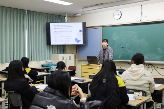 ▲ ndb남양주백병원 강진호 원장이 남양주 광동고등학교에서 ‘의사가 되는 길’을 주제로 강연하고 있다. ⓒndb남양주백병원 제공