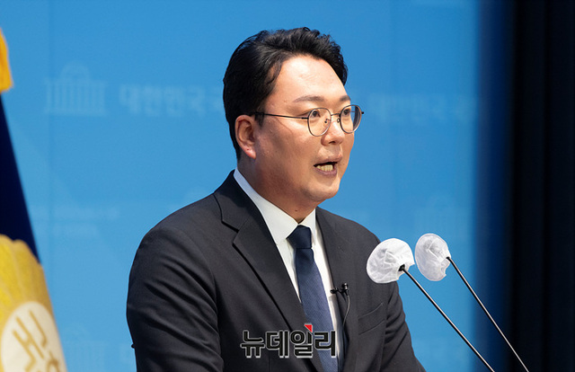 ▲ 천하람 국민의힘 전남 순천갑 당협위원장이 29일 국회에서 탈당 기자회견을 하고 있다. ⓒ서성진 기자