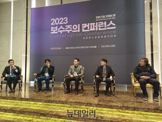 ▲ 행사에 참석한 문화예술계 인사들이 발표를 하고 있다. ⓒ김성웅 기자