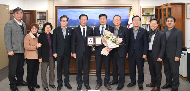 ▲ 이종하 거창군 부군수가 29일 구인모 군수를 비롯한 간부들과 기념 촬영을 하고 있다. ⓒ거창군 제공