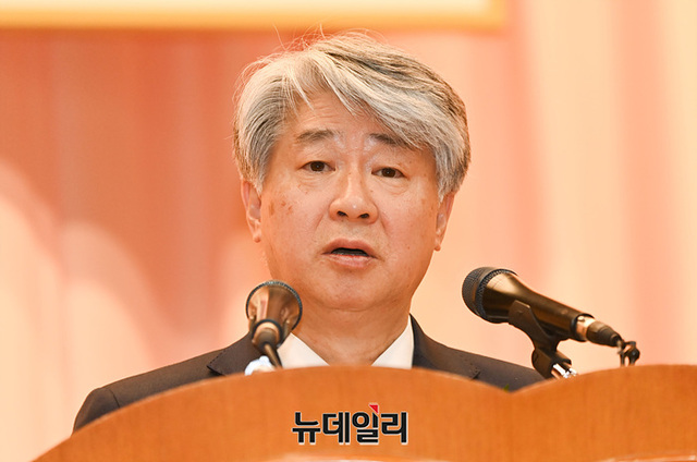 ▲ 이종석 헌법재판소장이 지난 1일 오후 서울 종로구 헌법재판소에서 열린 취임식에서 취임사를 하고 있다. ⓒ서성진 기자