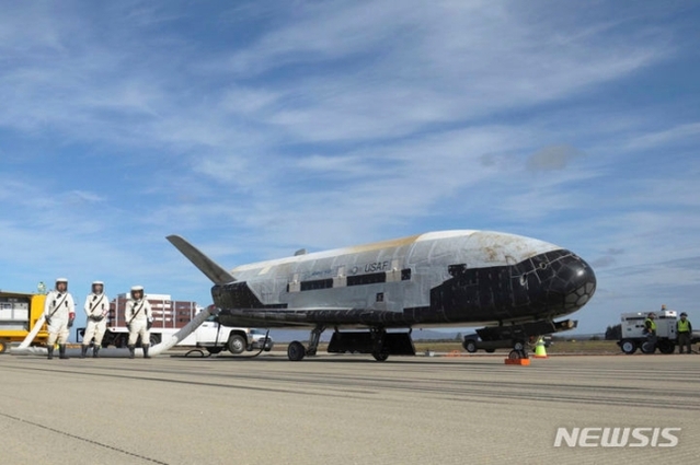 ▲ 미국 플로리다 케네디우주센터에 있는 X-37B 우주선. 231229 ⓒ뉴시스