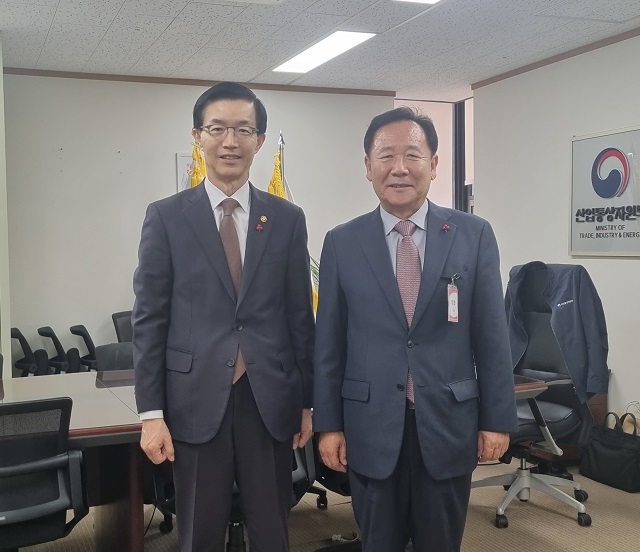 ▲ 왼쪽부터 방문규 산업통산자원부 장관, 박현국 봉화군수.ⓒ봉화군