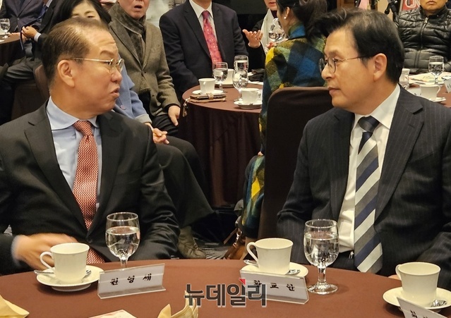 ▲ 29일 오후 이승만건국대통령기념사업회 회장 이·취임식에서 황교안 제12대 회장과 권영세 제13대 회장이 대화를 나누고 있다. ⓒ임준환 기자