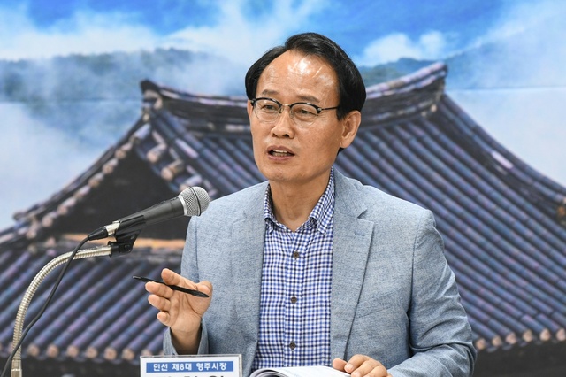 ▲ 박남서 영주시장이 갑진년(甲辰年) 신년사를 통해 “어떤 어려움이 있더라도 오직 영주발전과 10만 시민의 행복을 위해 흔들림 없이 정진하겠다”는 포부를 밝히며, 멈춤 없는 성장을 도모하기 위한 7대 시정운영 방침과 세부계획을 전했다.ⓒ영주시