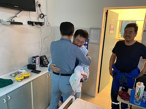 ▲ 대우건설 플랜트사업본부장이 석방된 직원들을 만나 얼싸안고 있다. ⓒ대우건설 제공