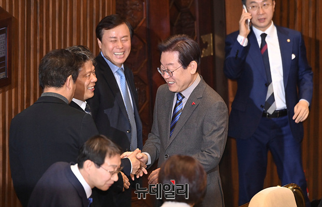 ▲ 이재명 더불어민주당 대표가 지난 28일 오후 국회에서 열린 본회의에서 의원들과 대화를 나누고 있다. ⓒ서성진 기자