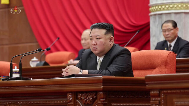 ▲ 북한 노동당 중앙위원회 전원회의에 참석한 김정은. ⓒ뉴시스