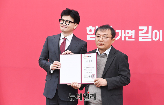 ▲ 한동훈 국민의힘 비상대책위원장이 지난 29일 오후 국회에서 열린 비상대책위원 임명장 수여식에서 민경우 시민단체 길 상임대표에게 임명장을 수여하고 있다. ⓒ서성진 기자