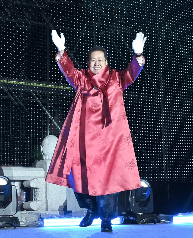 ▲ 홍준표 대구시장이 타종 행사장에 시민들에게 손을 들어 인사하는 장면.ⓒ대구시