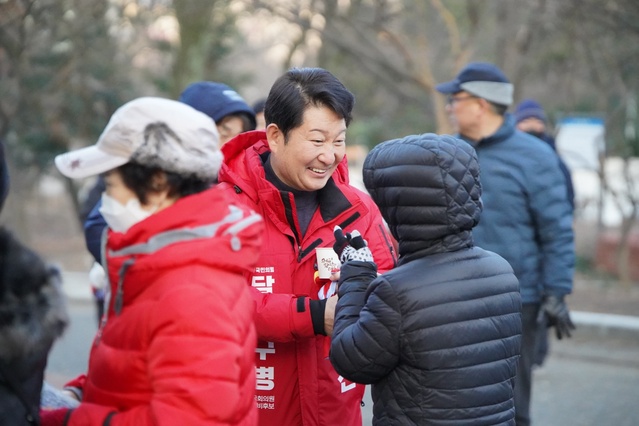 ▲ 권 예비후보는 금봉산에서 새해 첫 해돋이를 지역주민과 함께 보면서 시민들에게 건강과 행복을 기원하는 덕담을 나눴다.ⓒ권영진 예비후보 사무소