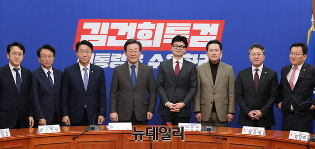 ▲ 한동훈 국민의힘 비상대책위원장과 이재명 더불어민주당 대표가 29일 오후 더불어민주당 당대표실에서 기념촬영을 하고 있다. ⓒ공동취재단/서성진 기자