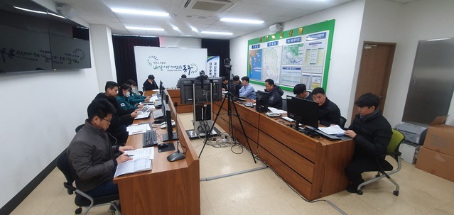▲ 경산시는 지난 21일 국립공원공단 주재로 팔공산국립공원 새해맞이 탐방객 안전관리 회의를 개최해 공동 대응체계 구축, 인력·장비 배치 등을 협의했다.ⓒ경산시