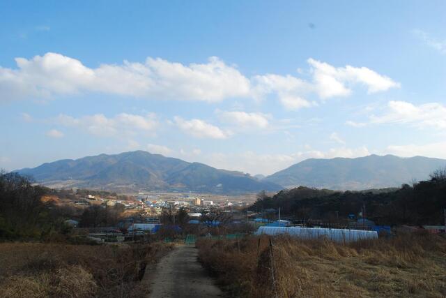 ▲ 날머리에서 바라본 삼승산과 관모봉.ⓒ진경수 山 애호가