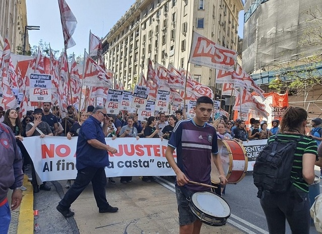 ▲ 아르헨티나 수도 부에노스아이레스에서 지난해 12월20일(현지시각) 하비에르 밀레이 신임 정권에 대항하는 첫 시위가 열렸다. 노동단체 주최로 개최된 이번 시위에 주최 측 추산 1만5000여명이 참여했다고 알려졌다.ⓒ연합뉴스
