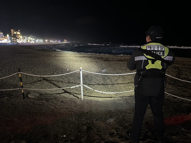 ▲ 동해해양경찰서 경찰관이 일본 도야마현 지진발생과 관련해 해안가를 순찰하고 있다.ⓒ동해해양경찰서