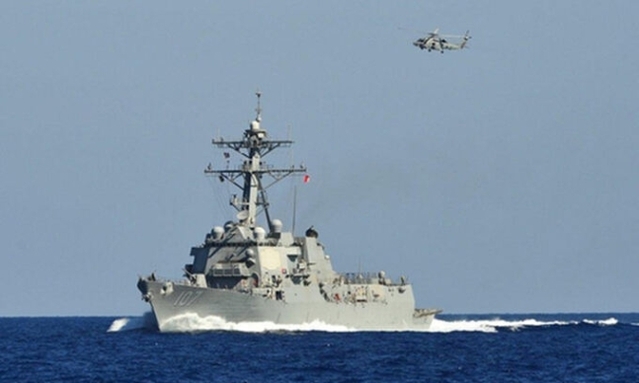 ▲ 후티 반군의 머스크 '항저우호'에 대한 공격 대응 작전에 나선 미군 해군 구축함 그레이블리호에서 헬기가 출격하고 있다. ⓒ연합뉴스