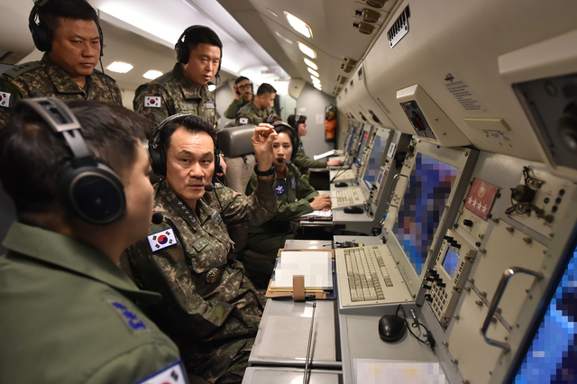 ▲ 김명수 합참의장이 지난 1일 항공통제기(E-737)에서 지휘비행을 하며 한반도 전역의 군사대비태세를 점검하고 있다. ⓒ합동참모본부