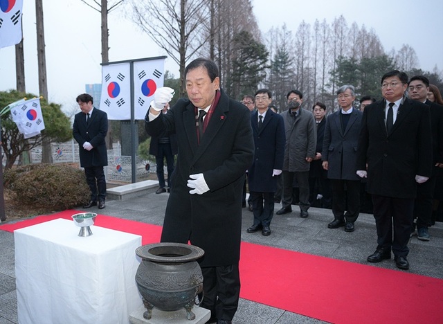▲ 최민호 세종시장이 2일 새해 첫 공식 일정으로 순국선열과 호국영령을 추모하는 공간인 충령탑을 찾아 순국선열과 호국영령에 대해 참배를 하고 있다.ⓒ세종시