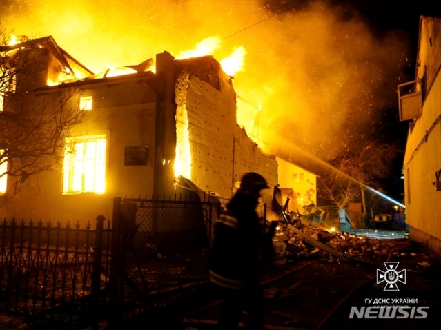 ▲ 1일(현지시각) 우크라이나 르비우주 두블랴니에서 소방관들이 러시아의 드론 공격으로 불타는 건물의 화재를 진압하고 있다. ⓒAP/뉴시스