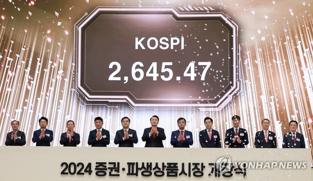 ▲ 윤석열 대통령이 현직 대통령으로서는 사상 최초로 2일 오전 서울 영등포구 여의도 한국거래소에서 열린 2024 증권·파생상품시장 개장식에 참석해 개장 신호 버튼을 누른 뒤 박수치고 있다. ⓒ연합뉴스