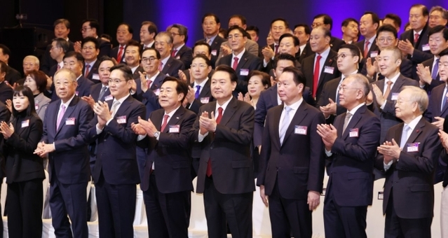 ▲ 윤석열 대통령과 이재용 삼성전자 회장, 최태원 SK그룹 회장, 정의선 현대차그룹 회장, 구광모 LG그룹 회장을 비롯한 주요 그룹 총수들과 6대 경제단체장 등 경제계 관계자들이 2일 서울 영등포구 중소기업중앙회에서 열린 2024년 경제계 신년인사회에서 박수치고 있다.  ⓒ뉴시스