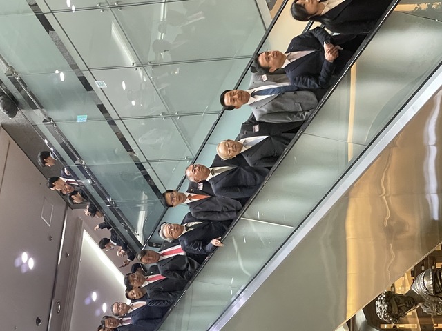 ▲ 정재계 인사들이 2일 서울 영등포구 중소기업중앙회에서 개최된 경제계 신년인사회에 참석하기 위해 에스컬레이터로 이동하고 있다. ⓒ이가영 기자