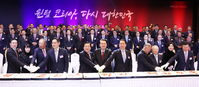 ▲ (왼쪽부터) 구광모 LG 회장, 강지영 로보아르테 대표, 류진 한경협 회장, 이재용 삼성전자 회장, 김기문 중기중앙회장, 윤석열 대통령, 최태원 대한상의 회장, 정의선 현대차 회장, 손경식 경총 회장, 문우리 포티파이 대표, 신동빈 롯데 회장.ⓒ중소기업중앙회