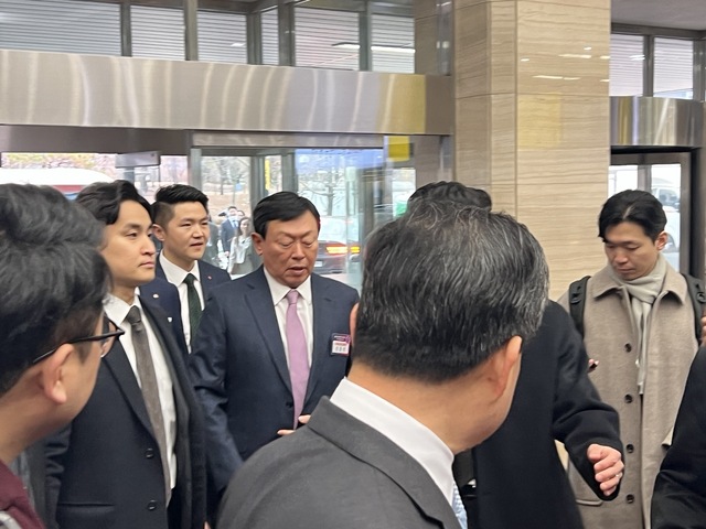 ▲ 신동빈 롯데그룹 회장이 2일 서울 영등포구 중소기업중앙회에서 개최된 경제계 신년인사회에 참석하고자 이동하고 있다. ⓒ김재홍 기자