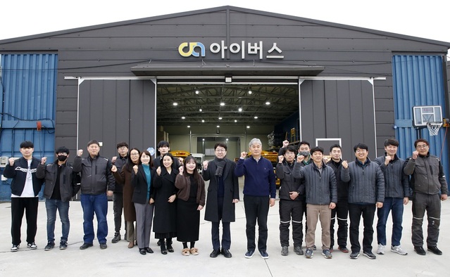 ▲ 우범기 전주시장은 2일 오전 8시 30분 군경묘지를 참배한 후 기업과 적극적인 소통 행정을 위해 전주형 일자리 참여기업인 ㈜아이버스를 찾아 산업현장의 목소리에 귀를 기울이는 것을 시작으로 본격적인 업무에 돌입했다.ⓒ전주시 사진 제공