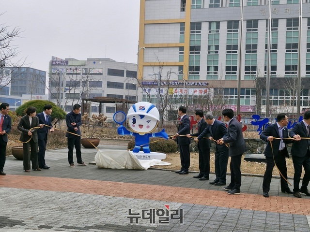 ▲ 박경국 사장이 2일 취임식을 마친 뒤 직원들과 함께 조형물 제막식을 하고있다.ⓒ양승갑 기자