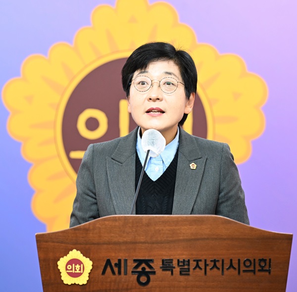 ▲ 이순열 세종시의회 의장이 2일 의회에서 열린 시무식에서 인사말을 하고 있다.ⓒ세종시의회