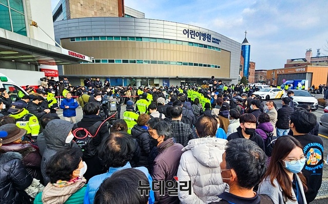 ▲ 2일 오후 종로 서울대병원 응급의료센터 앞에 시민들이 이 대표를 보기 위해 서있다. ⓒ임준환