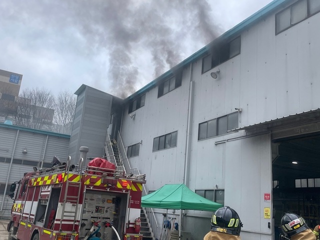 ▲ 2일 오후 2시 19분쯤 세종시 전동면 노장리 이차전지 부품 제조 공장에서 불이 나 소방대원들이 진화작업을 하고 있다.ⓒ세종소방본부