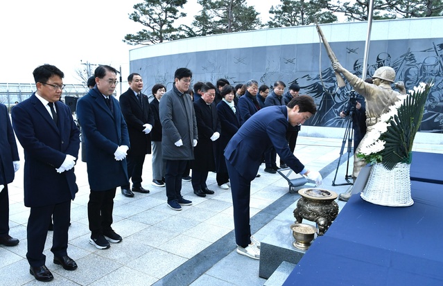 ▲ 경산시(시장 조현일)는 2024년 갑진년을 맞이해 2일 경산시 충혼탑 신년 참배에 나섰다.ⓒ경산시