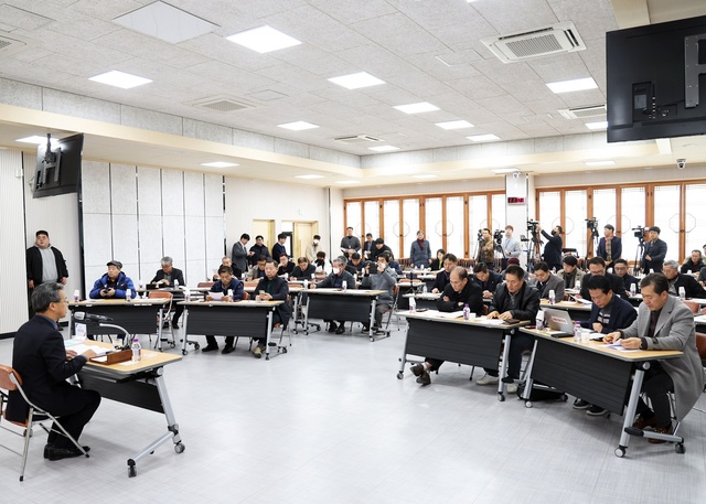 ▲ 오도창 영양군수는 “올해 신년 사자성어는 ‘휴수동행(携手同行)’으로 정했다. ‘휴수동행(携手同行)’의 뜻은 지난해 영양군민들의 화합으로 보여주었다. 올 한 해 어려움이 있더라도 손을 맞잡고 함께 간다면 영양군의 희망찬 내일에 좌절은 없을 것이다”라고 말했다.ⓒ영양군