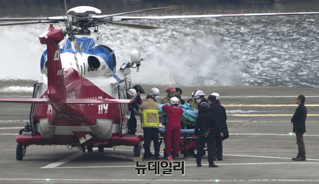 ▲ 부산 방문 중 괴한에게 피습 당한 이재명 더불어민주당 대표가 2일 오후 서울 노들섬 헬기착륙장에 도착해 응급차로 긴급 수송되고 있다. ⓒ서성진 기자
