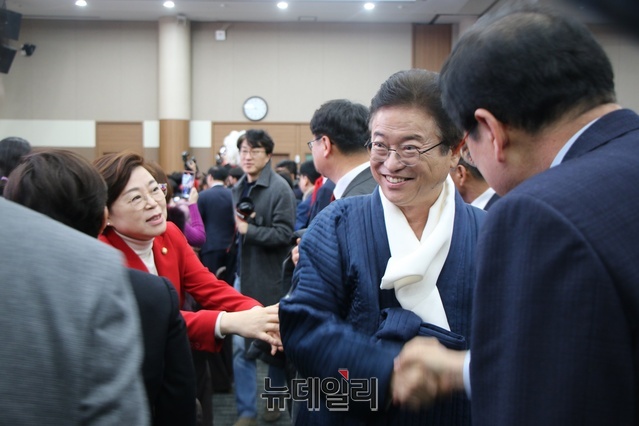 ▲ 이철우 경북도지사가 2일 국민의힘 대구·경북 신년인사회에 참석해 참석자들과 인사를 나누고 있다.ⓒ뉴데일리