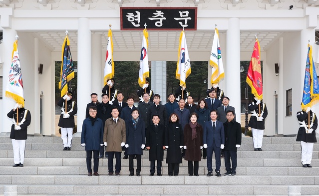 ▲ 도의회는 신년교례회에 앞서 배한철 의장을 비롯해 부의장, 각 상임·예결위원장, 의회사무처 간부공무원 등 30여명이 영천 호국원을 방문해 참배했다.ⓒ경북도의회