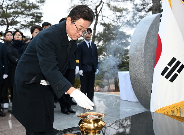 ▲ 이철우 지사는 순직공무원 추모비에 헌화·참배한 뒤 방명록에 “고귀한 희생 헛되지 않도록 도민 안전에 최선을 다하겠습니다”라고 적었다.ⓒ경북도