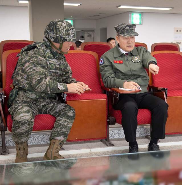 ▲ 지난 1일 해병대 제2사단(청룡부대) 최전방 관측소(OP)를 방문한 신원식 국방부장관이 정종범 해병대 제2사단장으로부터 작전현황을 보고 받고 있다. ⓒ국방부