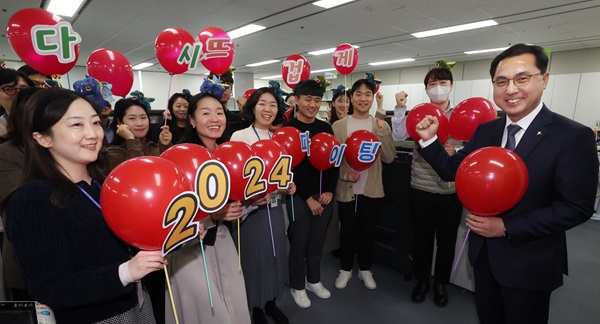 ▲ 박희조 구청장과 간부 공무원들은 2일 청사 11층 건축과부터 1층 민원여권과까지 전 부서를 직접 방문해 직원들을 격려하는 색다른 시무식을 개최해 눈길을 끌었다.ⓒ동구