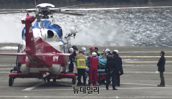 ▲ 부산 방문 중 괴한에게 피습 당한 이재명 더불어민주당 대표가 2일 오후 서울 노들섬 헬기착륙장에 도착해 응급차로 긴급 수송되고 있다. ⓒ서성진 기자