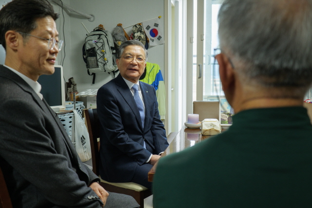 ▲ 이한준 한국토지주택공사 사장(가운데)이 산청옥산 입주민을 만나 새해 덕담을 나누고 있다. ⓒ한국토지주택공사