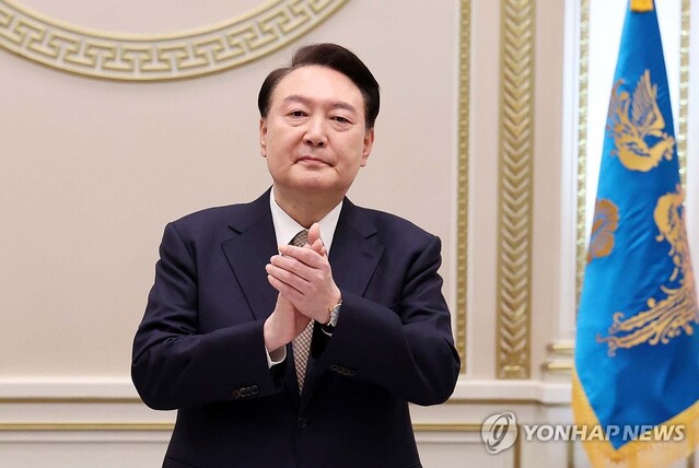 ▲ 윤석열 대통령이 3일 청와대 영빈관에서 열린 '2024년 신년 인사회'에서 박수를 치고 있다. 2024.1.3 [대통령실통신사진기자단] ⓒ연합뉴스