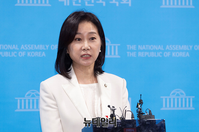▲ 허은아 국민의힘 의원이 3일 오전 국회 소통관에서 열린 국민의힘 탈당 및 개혁신당 합류 선언 기자회견을 마치고 취재진의 질문에 답하고 있다. ⓒ서성진 기자