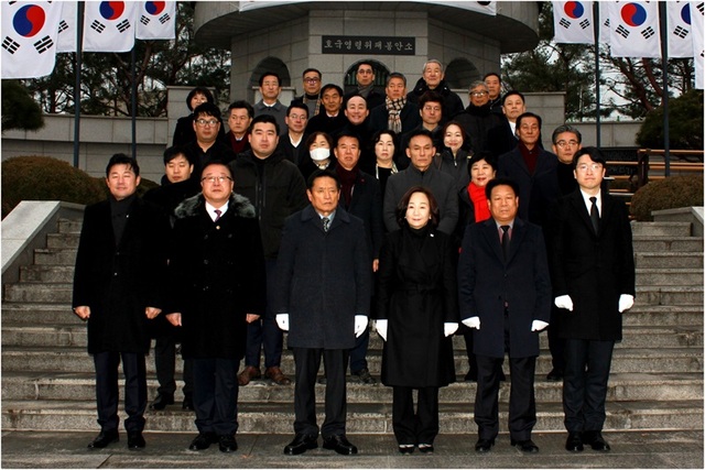 ▲ 국민의힘 세종시당이 3일 새해 첫 공식 일정으로 충령탑을 찾아 참배를 하고 있다.ⓒ세종시당