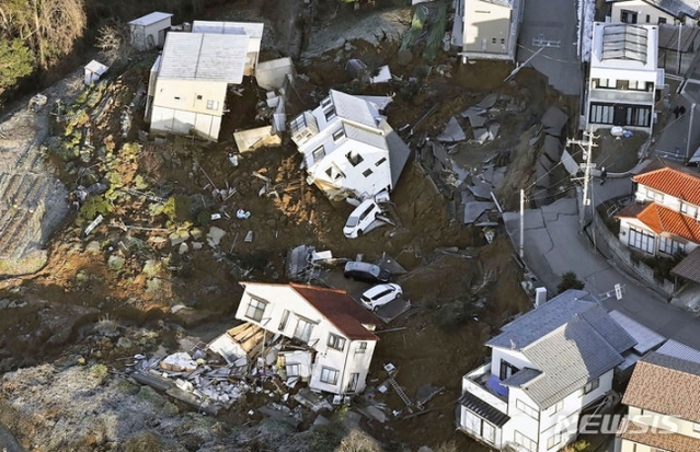 ▲ 2일 일본 이시카와현 가나자와의 가옥들이 전날 노토반도에서 발생한 지진으로 무너져 있다. 기시다 후미오 일본 총리는 비상재해대책본부 회의를 열고 