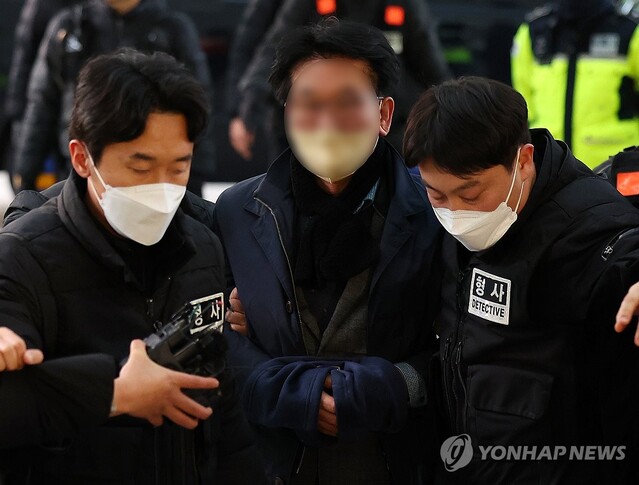 ▲ 더불어민주당 이재명 대표를 흉기로 습격한 피의자 김모씨가 지난 2일 부산경찰청으로 압송되고 있다. ⓒ연합뉴스