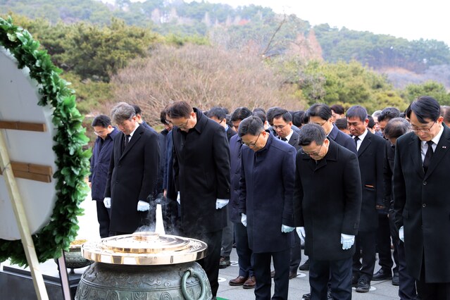 ▲ 1월 2일 어성철 한화시스템 대표이사(앞줄 오른쪽 두번째부터), 손재일 한화에어로스페이스 대표이사, 이용욱 한화오션 특수선사업부장 등 한화 방산계열사 임직원들이 국립서울현충원에서 참배를 하고 있다 ⓒ한화에어로스페이스